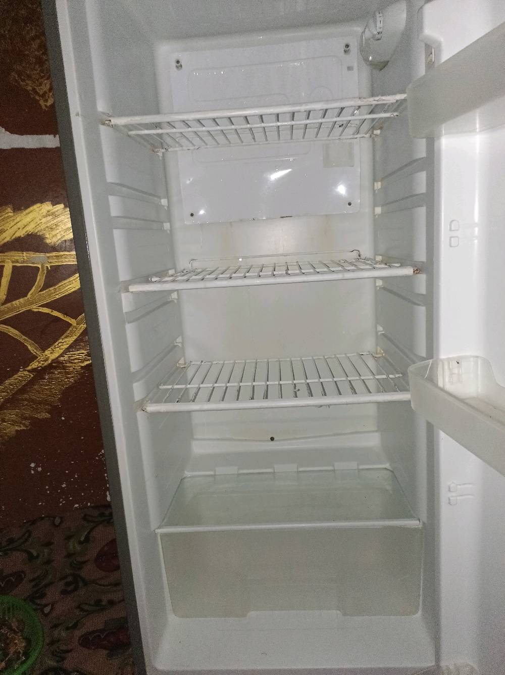 ثلاجة ماركة غير معروفة بحالة جيدة للبيع. تحتوي على فريزر علوي وعدة رفوف لتنظيم التخزين. تعمل بشكل ممتاز ومناسبة للمطبخ أو للمكاتب. سبب البيع هو التحديث لنموذج جديد. السعر قابل للتفاوض.