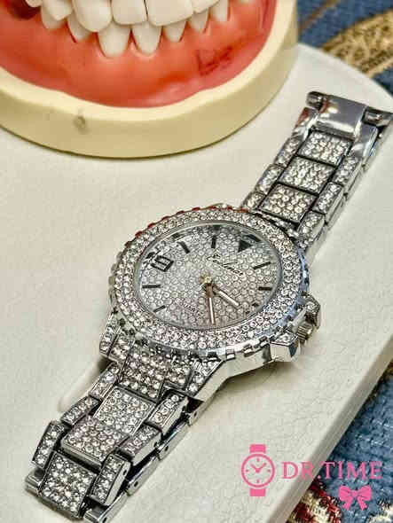 الرجالي على ٢٤ الف  والنسائي ١٧الف   الحجز على ***********  توصيل موجود كل محافظات
