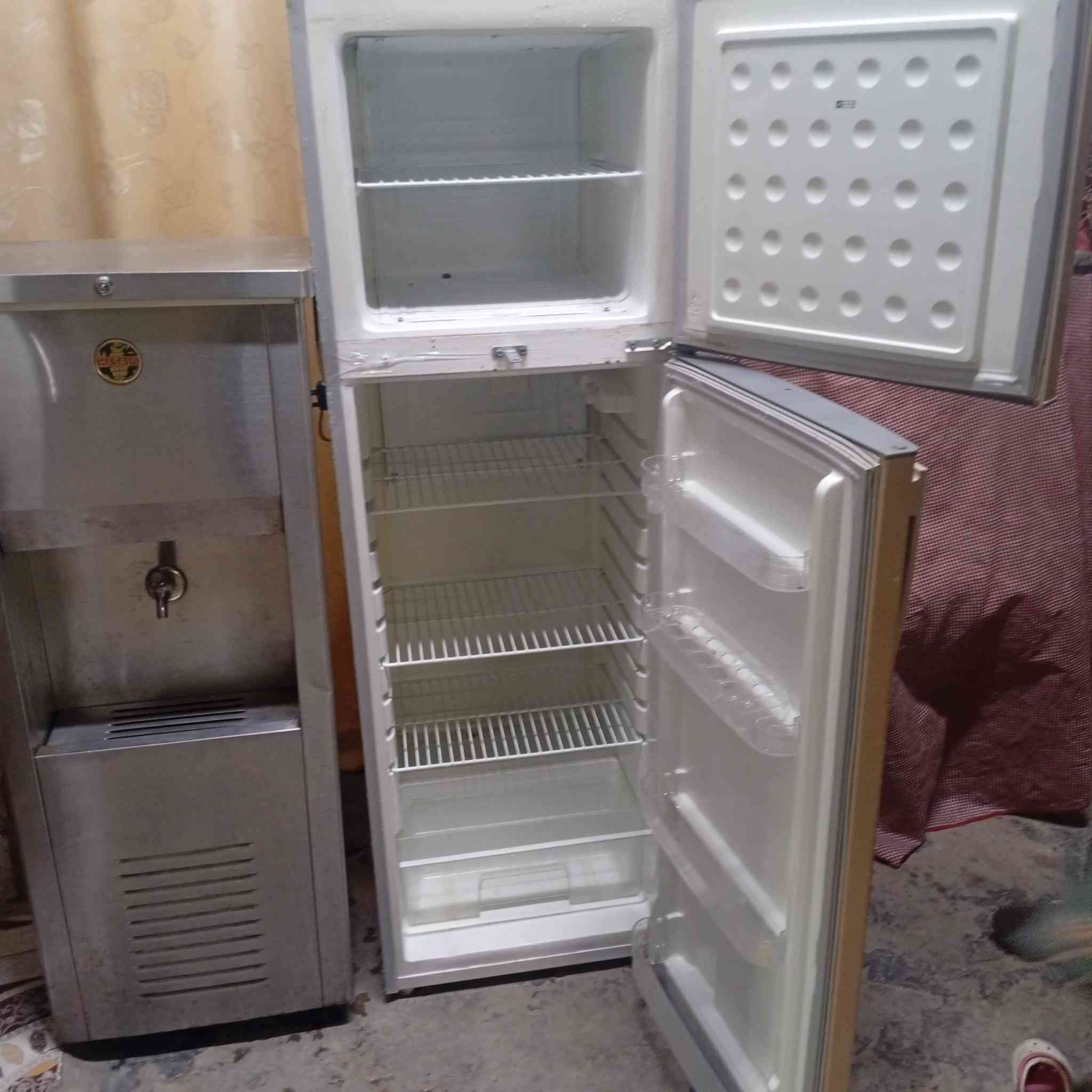 سلام عليكم ثلاجه حجم16قدم نظيفه وجاهزه شرط الشغل ضمان اسبوع سعرها140الف 
براد حيساوي شرط الشغل ضمان اسبوع سعره150الف
العنوان البصرة رقم واتساب***********
