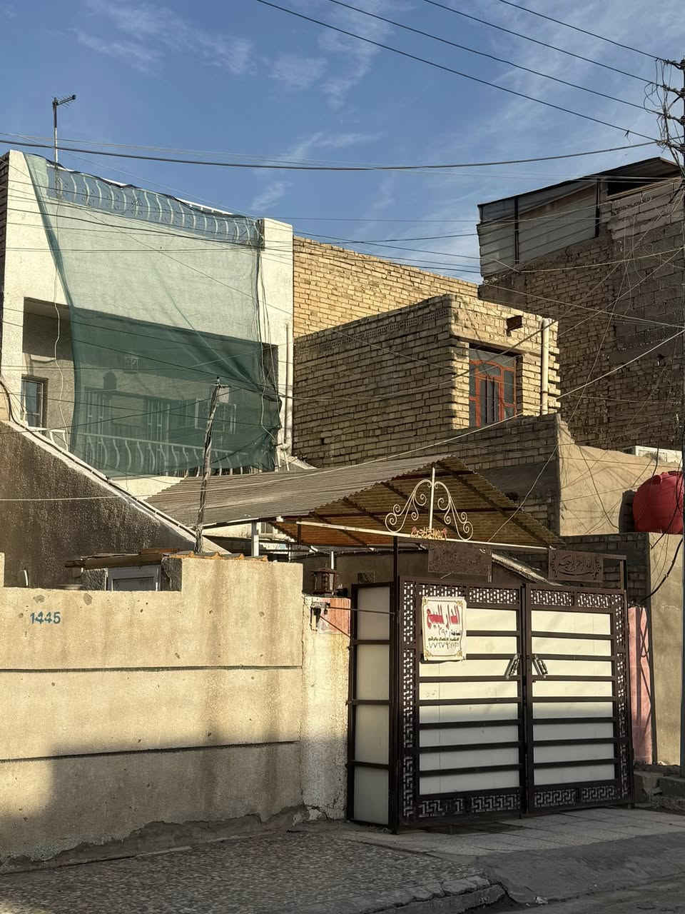 السلام عليكم بيت للبيع منطقة حي اور قرب الشعب قرب جامع عمار بن ياسر بناء تسعينات ٩٠متر  طابقين لتواصل على هذا الرقم ***********
