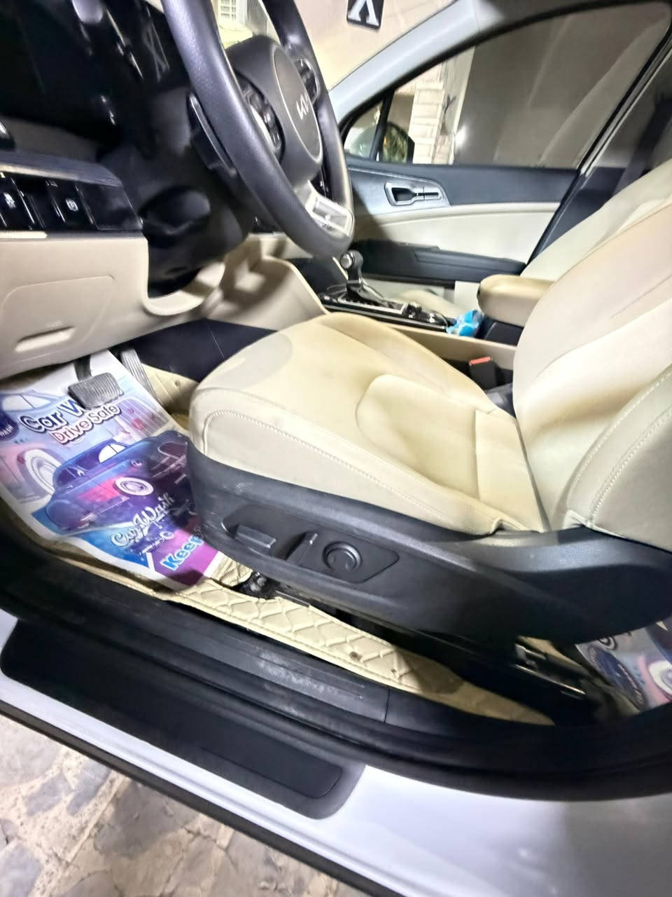 السلام عليكم سبورتج موديل 2025 خليجي بيه طخات خفيفة موضحه بل صور ماشية 13 الف  سيارة مكانه بغداد سعره 240وبيه مجال رقم ***********
