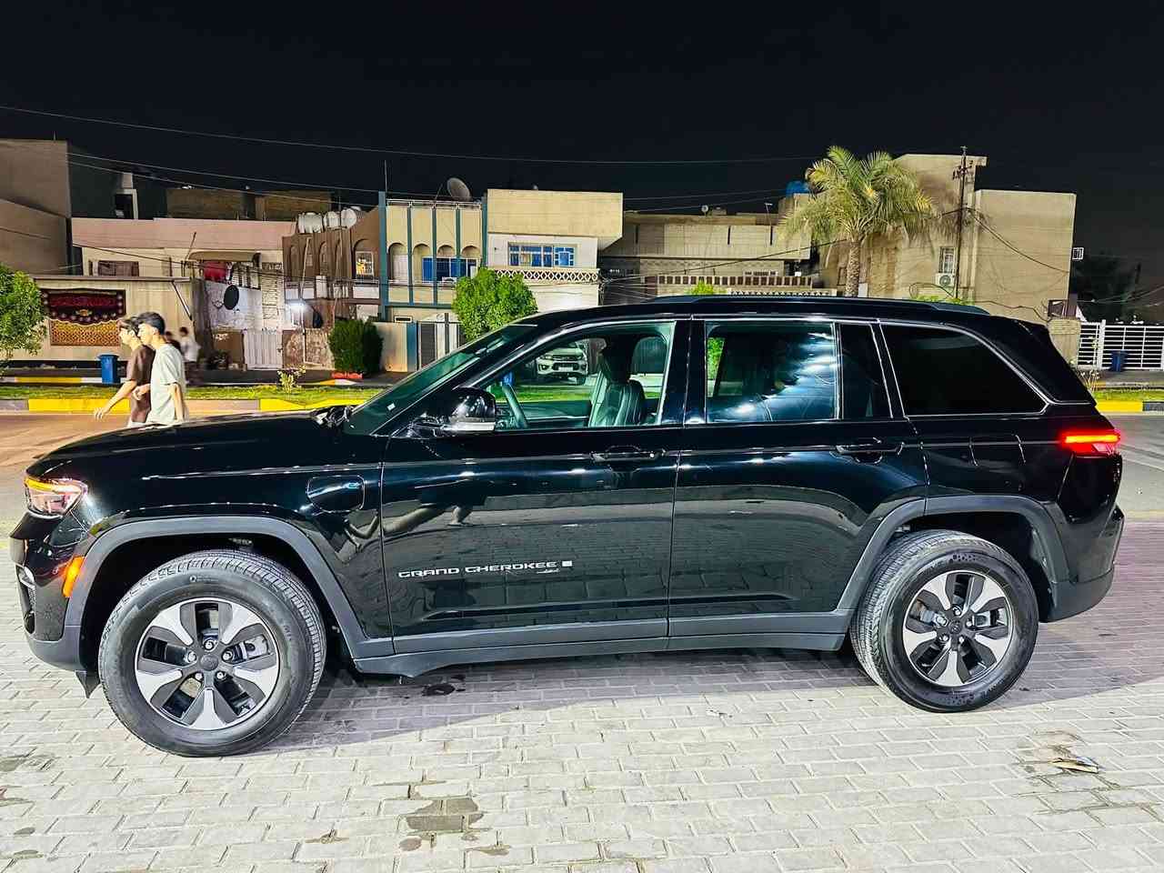 سلام عليكم جيب گراند شيروكي هايبرد للبيع
سعر 325 ورقة / بدون صبغ / مغلفة PPF 

سيارة ماشية 39 الف ميل
5 وضعيات قيادة بيها
حفظ وضعيات قيادة
بانوراما
دواخل كلها جلد
شاشة جبيرة
ستيرن تدفئة
تحكمات ستيرن
مثبت سرعة
تدفئة كشنات امامية وخلفية
جنطة كهرباء
رادار
مانع تصادم
حساسات خلفية
سستم صوت البين
تحديد مسار
سونار والضرر بالصور
مكاني بغداد
***********
