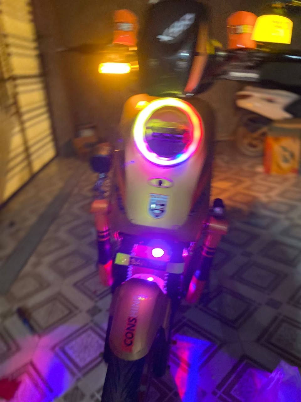 سلام عليكم دراجه للبيع 
نوع  X900 gt
تفاصيل الدراجه   
لون الدراجه مميز اصفر ذهبي 
تحتوي على بلوتوث 
تشغيل عن بعد 
لايت زنون 
خمس عدسات ناصي اصفر و عالي أبيض 
تحتوي على نشرات جانبيه 
تحتوي على درع 
عنبار رياضي 
دبلات امامي رياضي 
تحتوي على بصمه تشغيل من تشغله لتكول مشغل لاند كروز 🙃 
بطاريات خمسه كبار 
ملف  2000W يعني 🚀✈️
الدراجه مزوده من ناحيه الشكل يعني الشكل فول ومكفل 
بيه مثبت سرعه
سرعه  115 بل شاشه 
و كل هذا بس ب 475 وبيه مجال لأن بس الغراض البيه ب 100 
هذا راعيها @ فاو, البصرة


**إذا كنت صاحب هذا الإعلان وتريد حذفه لأي سبب، رجاءا أرسل رسالة إلى الدعم الفني**