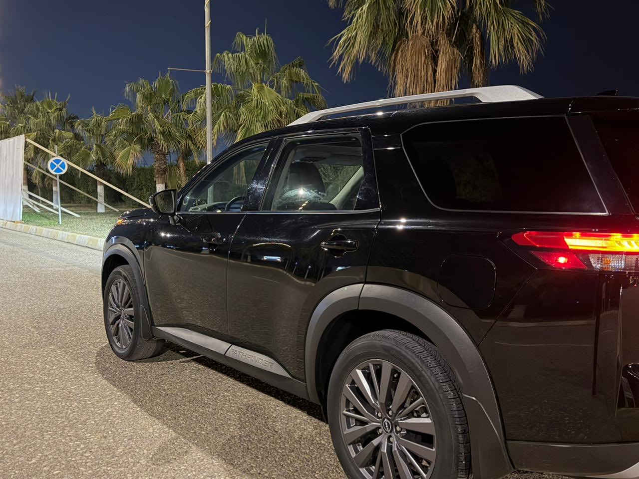 السلام عليكم    نيسان باثفايندر 2023 SL فول مواصفات 🚗
السيارة نظيفة جدًا وتفحص على راحتك، استعمال شخصي، وما تحتاج شي نهائي.
حادث فقط جاملغ امام جهة السيارة بدون ايرباك 

🔧 المواصفات:

 • محرك 6 سلندر V6 سعة 3.5 لتر
 • القوة تقريبًا 280 حصان
 • گير أوتوماتيك 9 سرعات
 • دفع رباعي ذكي 4WD
 • 7 وضعيات قيادة (سبورت، اقتصادي، ثلج، رمل، طين، سحب…)
 • سحب

🛋️ الداخلية:

 • جلد فاخر، المقاعد الأمامية مدفّأة
 • مقاعد 3 صفوف – 7 راكب 
 • شاشة وسطية كبيرة مع ملاحة
 • شاشة عدادات رقمية
 • Apple CarPlay & Android Auto
 • شحن لاسلكي
 • تشغيل بصمة
 • باب خلفي كهربائي
 • ستيرن متعدد التحكم (تدفئة )
 • تكييف قوي ثلاثي المناطق
 • نظام صوتي ممتازBose 

🛡️ الأمان:

 • رادار أمامي + تثبيت سرعة ذكي
 • نظام المحافظة على المسار
 • فرامل تلقائية أمامية وخلفية
 • مراقبة النقطة العمياء
 • تحذير التصادم
 • كاميرات 360 درجة

📏 المواصفات العامة:

 • خزان وقود 70 لتر

 • فتحة سقف (بانوراما )
 • تشغيل عن بُعد
 • نظام تحكم بالطرق الوعرة

📍 الموقع:كوكوك

📞 واتساب فقط: ***********

🔥 سيارة عائلية فخمة، قوية، وتتحمل السفر والبر، واللي يعرف الباثفايندر يعرف قيمتها
