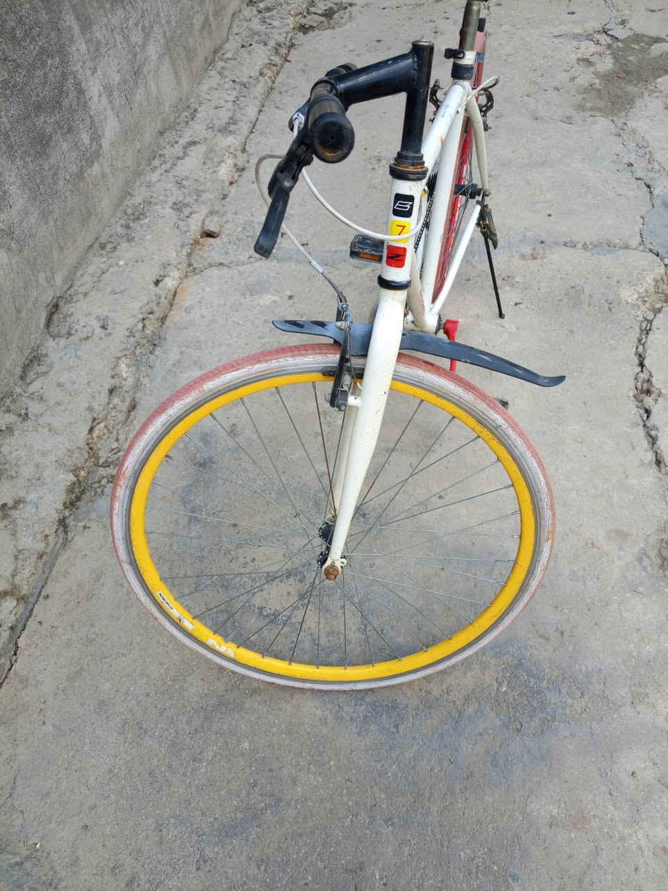 بايسكل سي 700 نضيف للبيع حجم 28 m. المكان بغداد السيدية للاتصال على ,*********** الخط أو على الواتساب السعر 75 اوبي مجال
