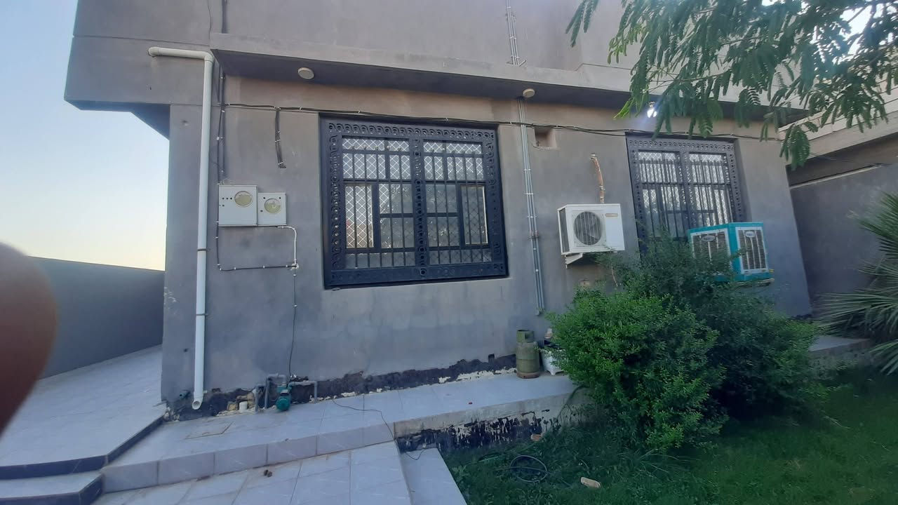 بيت حديث 300 م طابو زراعي سند25 تحويل مباشر حله بكرلي قرب محطة الجديده شارع الغسل يبعدعن شارع العام 75 متر فقط السعر 150 وبي مجال ويرهم مرواس بيت مع فرق او قطعه وفرق اتصال عالرقم *********** بيت حديث ومزتب فول
