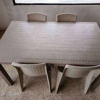 ميز طعام كبير ٦ • ميز طعام صغير ٤ • مستخدم قليل