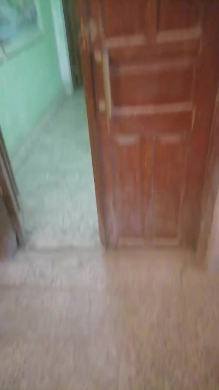 شقه للايجار طابق اول مساحه ١٤٠ متر ٣ غرف وهول ٦متر ومطبخ٤متر وتانكي وماطور وخط مولده وسخان شارع ٢٠ جامع ست لنده محلات بيع السقوف الاصباغ *********** عماره ابو صفاء
