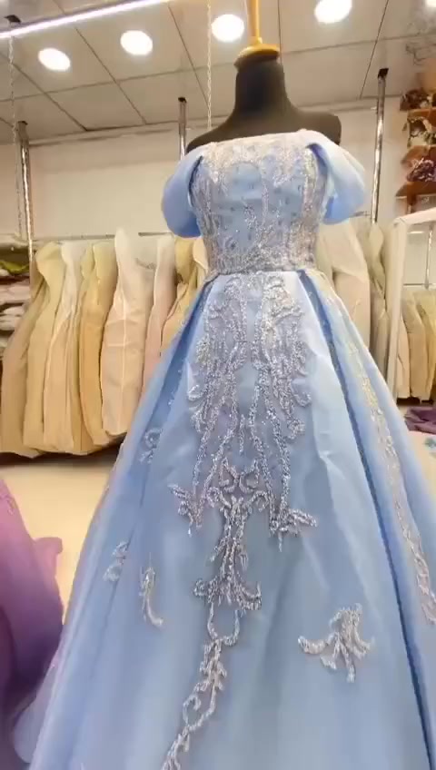 فساتين مستخدم للبيع كلش نضيفات سعر 125 يوجد توصيل محافضات مراسله وتساب ***********
