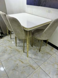 ميز طعام • ٤ كراسي • قابل للتفاوض