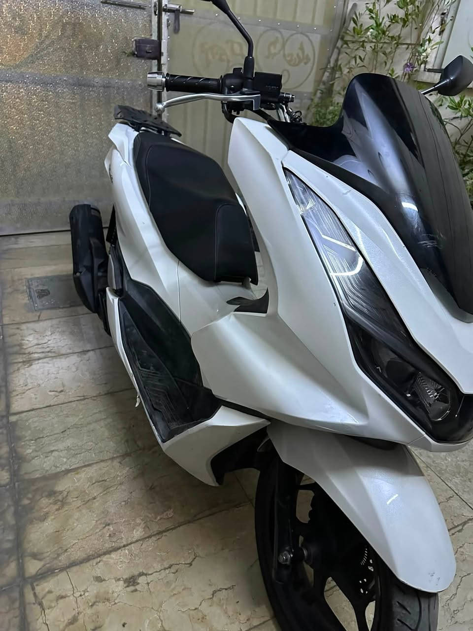 السلام عليكم pcx جيل رابع كوري
ماشية 20الف حقيقي 
موصفات 
ABS مانع انزلاق 
حساس ازدحام 
حساس استان
دراجة عليه اضافات بسيطة 
مثل قبق شوتة كاربون فايبر 
قبق راديتر كاربون فايبر
الدراجة : مكفولة كفالة عامة 
مكاني بغداد 
حي القاهرة 
السعر 17ونص وبي مجال 
للاستفسار ***********
