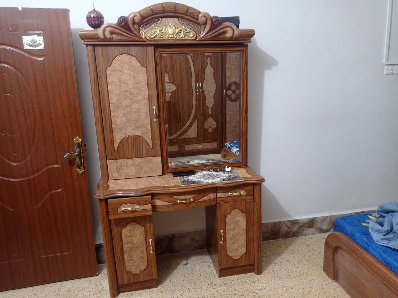 غرفة نوم للبيع ونظافة جيده كما مبين بصورة وبسعر مناسب 
***********
أما تراسلني على صفحه أو تتصل بيه بخدمتك...
