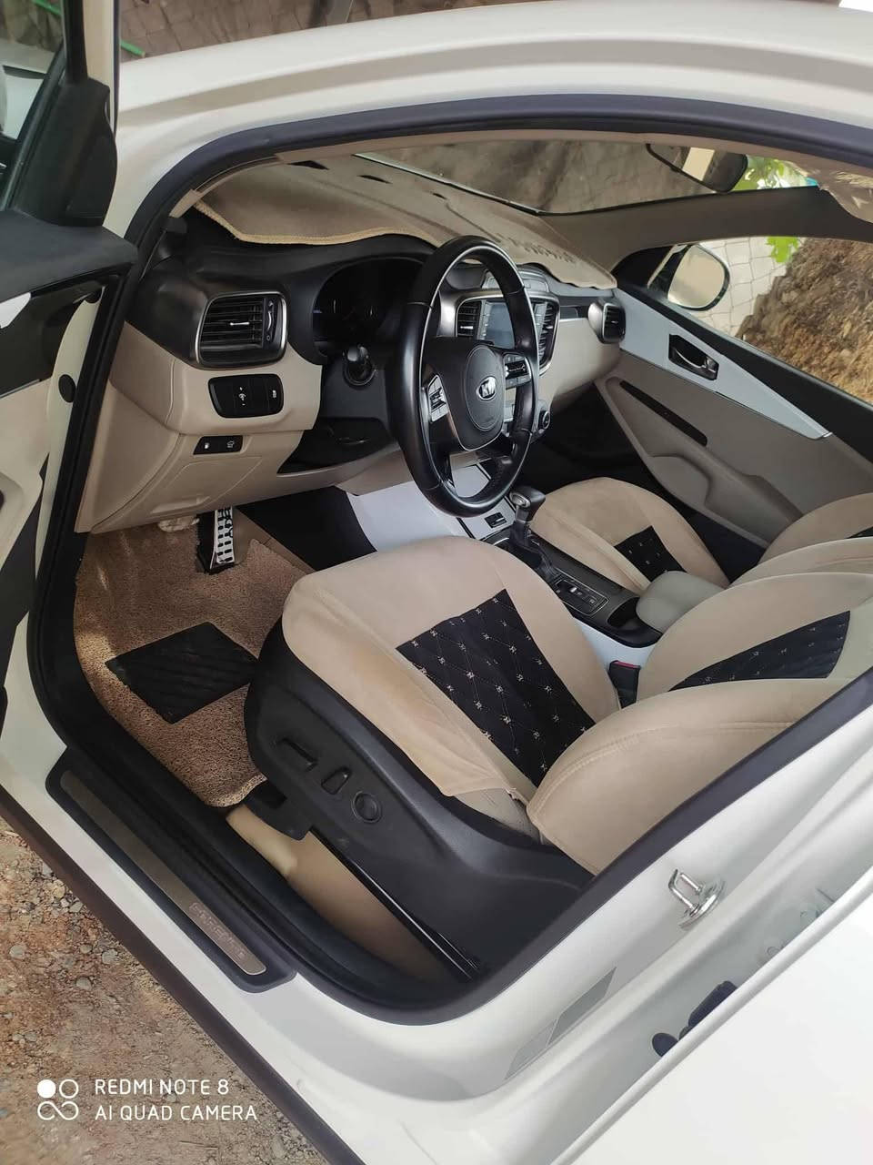 سورنتو موديل 2020مكفول كفاله عامه اربع كامرات سياره سايد بريك كهرباء ماأعد باب سدر  كارت ماشيه 52الاستفسار عل رقم ***********
