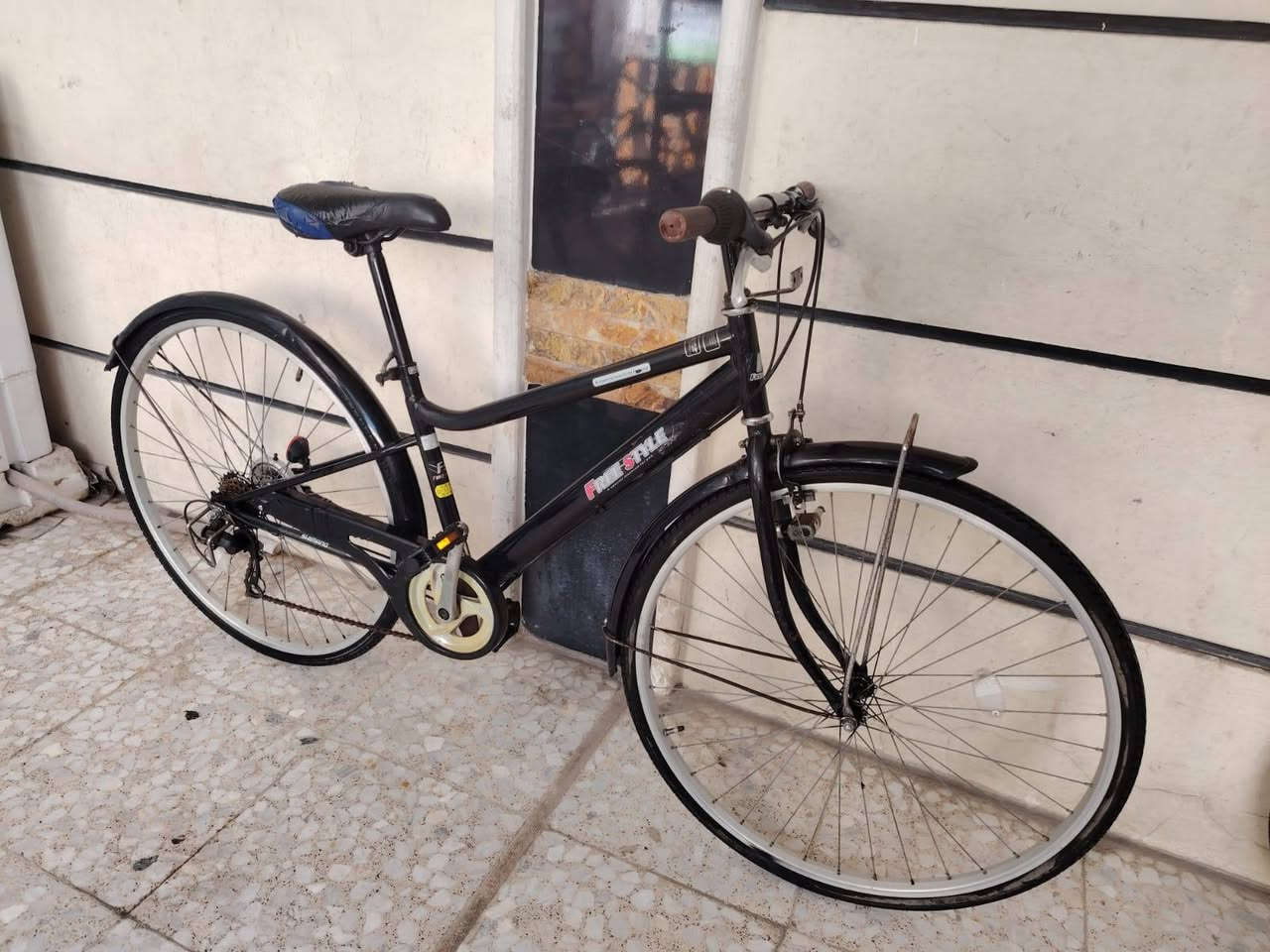 السلام عليكم ورحمة الله وبركاته
بايك موديل رياضي ترحال حجم  ٢٧  
باله ياباني وضع حاويه فول  
نضافه فول فول موصفات
ماركه (  FREE STYLE) 
  سستم كامل شيمانو
يدات فر شيمانو اصلي 
السعر (  100  الف )
عكرب ماركه اصلي  شيمانو  
  لون ميمز اسود مختم 
كير ٦ / ١ شغال سستم كامل 
غير مستخدم داخل العراق
العنوان بغداد منطقة الحبيبيه 
هاتف *********** 
الاستفسار واتساب
