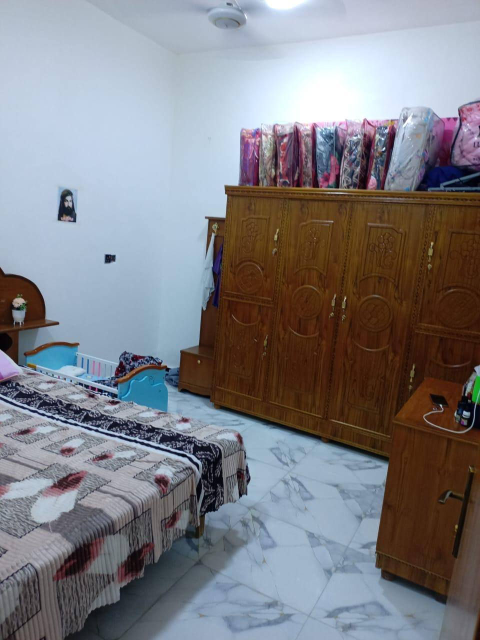 من رخصة الادمن متاح بيت للبيع مساحة ١٦٠ متر غرفتين وصاله ومطبخ وديوانيه وحمام خارجي وداخلي وكراج وحديقه العنوان الجزيره اليوبه شارع الملعب رابع فرع على اليسار للاستفسار أكثر على الوات ساب ***********
