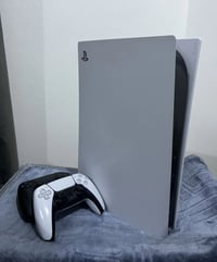 بلي 5مع يدتين وقرص بيس ٢٣ وكم لعبه هم رايده ب١٨٠ الف مستعجل على بيعته ...