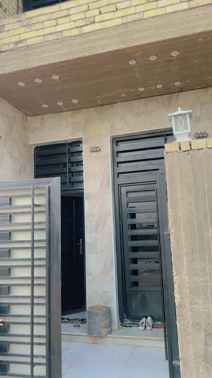 السلام عليكم
دار للبيع 100 متر طابقين طابو صرف باسمي
واجهة 5ونزال 20
جاهز من كل النواحي للسكن
عدد غرف النوم 3
عدد الحمامات 2
بناء جديد 2025
مطبخ حار + بارد 
موقع المنزل البياع حي التراث10/3
ثالث قطعه عن شارع عشرين
الطابق الاول
طرمة
هول
استقبال
مطبخ حار + بارد
صحيات
غرفة نوم
الطابق الثاني
غرفة نوم + بلكونة
غرفة نوم
صحيات
طابق ثالث
بيتونه جبير 
وسطحين
للاستفسار
***********
