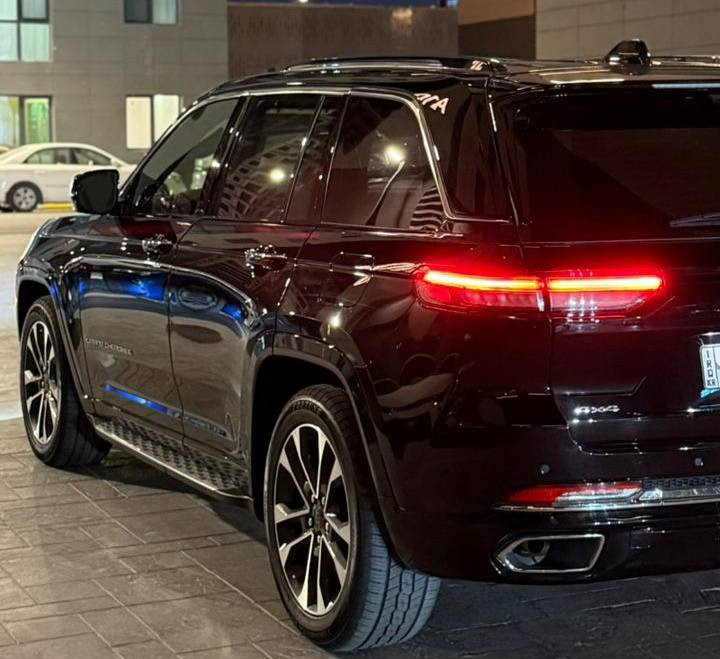 جيب جراند شيروكي أوفرلاند خليجي موديل 2024 داخل أحمر شركة هارلم
المواصفات الفنية
المحرك 3.6 لتر 6 أسطوانات V6
القوة الحصانية 293
عزم الدوران 352 نيوتن متر
ناقل الحركة أوتوماتيك 8 سرعات
الضمان 3 سنوات أو 60000 كم أيهما أولاً
المسافة المقطوعة 45000 كم

🟪 السعر  :: الطلب في التعليقات ويوصلك مباشرة ✍️ 📩

المواصفات
نظام دفع رباعي 4X4 متطور
نظام تعليق هوائي جكات
فتحة سقف بانوراما
صندوق خلفي كهربائي بخاصية الفتح باستشعار القدم أو البصمة
جنوط ألمنيوم قياس 20 إنش
شاشة لمس رئيسية Uconnect 5 قياس 10.1 إنش مع نظام ملاحة
شاشة عدادات رقمية قياس 10.25 إنش
عرض معلومات على الزجاج الأمامي
رادار تفاعلي مع التوقف والانطلاق
تحذير النقطة العمياء
تحذير الخروج عن المسار
نظام المحافظة على المسار
نظام التعرف على إشارات المرور
مساعدة التوجيه في التقاطعات
حساسات أمامية وخلفية
كاميرات 360 درجة
كاميرا رؤية ليلية
مرآة داخلية بشاشة كاميرا خلفية
نظام مانع تصادم خلفي
نظام قيادة شبه ذاتية
مقصورة جلد فاخر
مقاعد أمامية مبردة ومدفأة
مقاعد خلفية مدفأة
مقاعد أمامية مساج
مقاعد أمامية كهربائية مع ذاكرة
Apple CarPlay و Android Auto لاسلكي
نظام صوتي ALPINE عدد 9 سماعات
دخول ذكي بصمة
تشغيل عن بعد
مرايا كهربائية قابلة للطي ومدفأة
أضواء LED أمامية ونهارية مع ضباب
تحكم تلقائي بالضوء العالي
دواسات جانبية
ماسحات مطر أوتوماتيك
شاحن هاتف لاسلكي
أنماط قيادة متعددة رياضي طرق وعرة ثلوج
وسائد أمان أمامية جانبية خلفية

ملاحظة
السيارة بها تعديل PDR في الباب الخلفي جهة عكس السائق على قدر أربع أصابع فقط

رقم صاحب السيارة
 ***********
