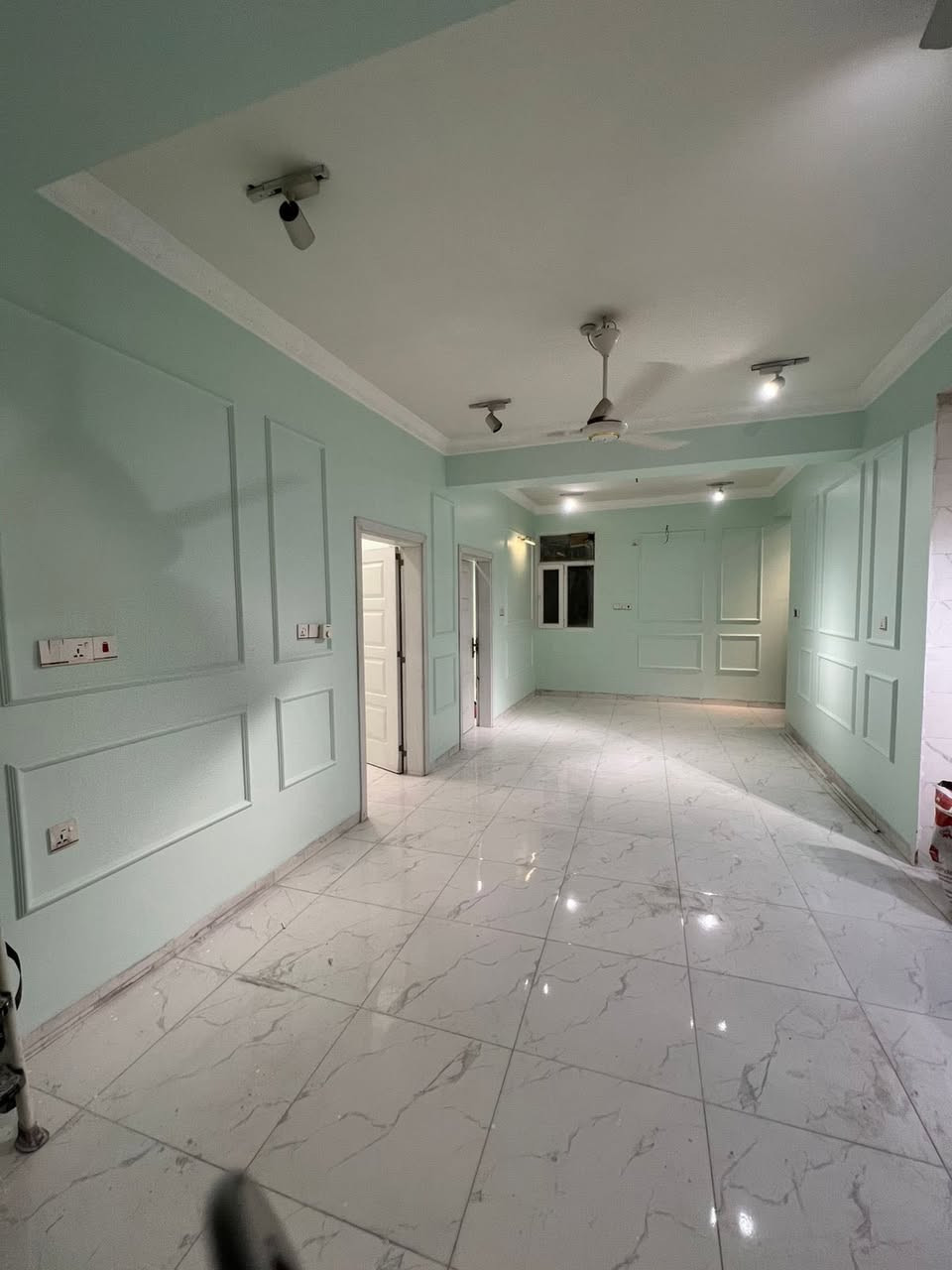 السلام عليكم

شقة ديلوكس للايجار  مميزة 🔥

📍 الموقع: حي البلدية – مجاور مجمع الأمير تبعد عن شارع السناتر ٣ دقايق مشي

📐 المساحة: 90 متر
🛏️ غرفتين نوم كبار
🛋️ صالة كبيرة ومريحة
🍽️ مطبخ
✨ تصميم عصري وتشطيب نظيف

الشقة مناسبة للعوائل، موقعها ممتاز وقريب من كل الاحتياجات اليومية (أسواق، مطاعم، مدارس).

📞 للاستفسار:
0780 099 8029
