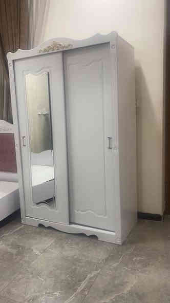 غرفة نوم بناتية نظيفة كلش 
و قوية بلوك و متانة عالية 
للبيع تتكون من 
كنتور و كومدي و سرير  ومكتبة للدراسة  مع كرسي و ميز تواليت نفس ما موجود بالصور 
بدون دوشك نظيفة بشكل.
السعر ٧٥٠ الف 
تخفيض ٦٠٠ الف
بسبب تغيير مكان اصغر.
الاتصال ع الرقم .
***********
