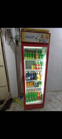 ثلاجة عرض بحالة جيدة جدًا للبيع. اللون أحمر مع واجهة زجاجية شفافة لعرض...