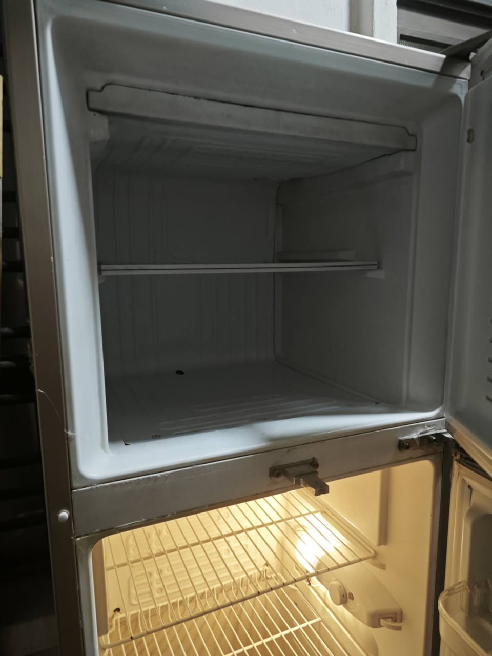 ثلاجه  للبيع. 10قدم. اخت الجديده سعرهت 150قفل للستفساى *********** بغداد شارع فلسطين
