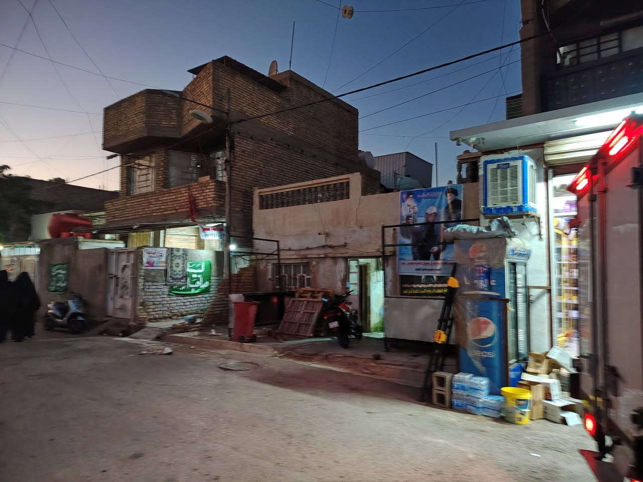 سلام عليكم بيت مساحه 144بناء قديم موقع جيد فرع عريض مقابيل البيت مدرسه لا يوجد بيوت قطاع 45 ثاني بيت علا الركن للستفسار الاتصال علا الرقم ***********
