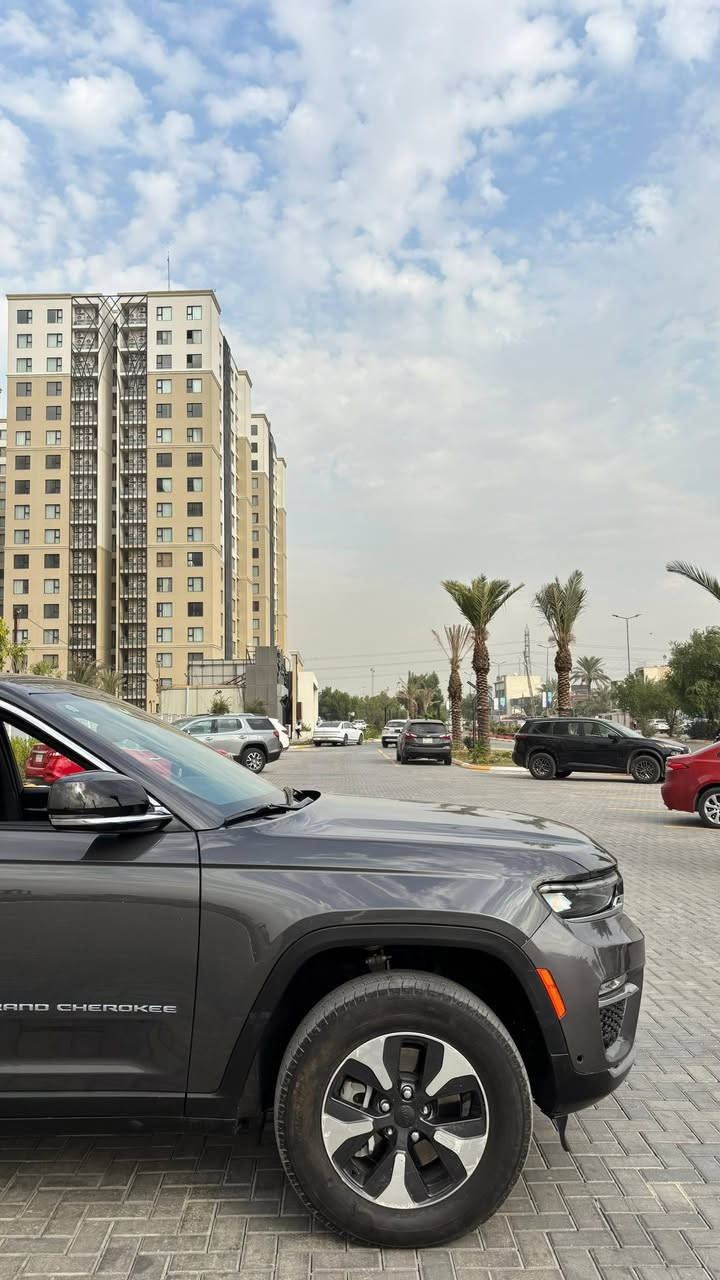 السلام عليكم 
Jeep grand cherokee 4xe
كهرباء وهايبرد وبانزين
لون فيلي فول مواصفات عدى الكاميرات 5 راكب
حادثها جاملغ ايسر فقط ومبدل
السيارة ماشيه 12 الف ميل فقط
سعرها 325 رقة وبيها مجال قليل للشراي 
0770 631 2077
