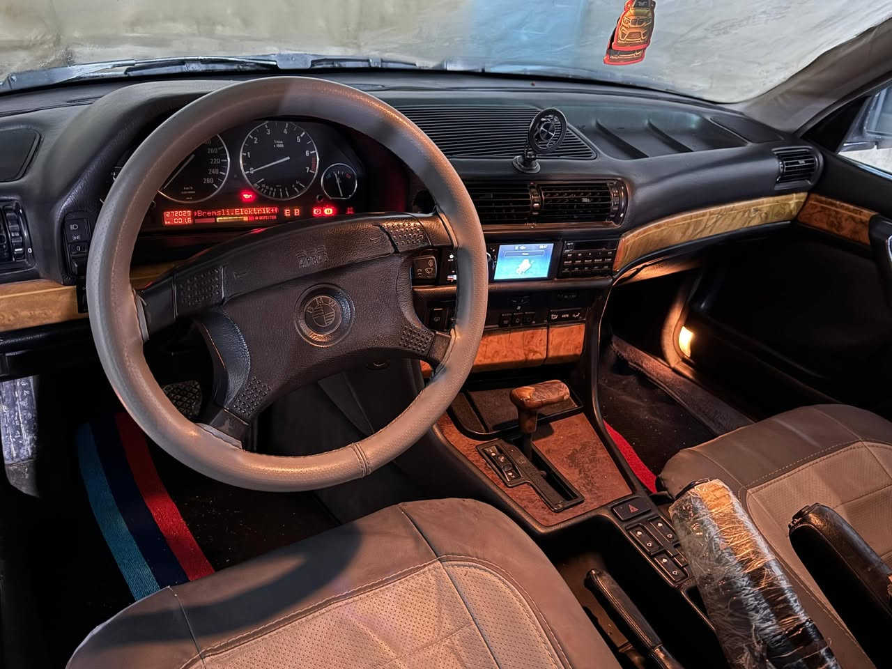 السلام عليكم
‏  bmw 735 بيع او مراوس 

موديل 93

رقم بغداد الاماني 

محرك 35 

تبريد شغال

محرك كير شرط

ايرباك 

صاج ملكي 

ويل خليه اصلي 

كشان جلد ميكانيك 

سنتر لك تقفل سويج يصعد جام وتنزل فتحا

كهربائيات كلها شغاله 

لا جطل ولا تحوير سياره بلادياتها سليمه 

بيها طخه خفيفه بل بكلايت الايسر الخلفي معمره حلو 

صدر خلفي امامي جديد 

سعر 50 بيها مجال 

مكانها الانبار حديثه (وبغداد الحسينيه)  ***********
