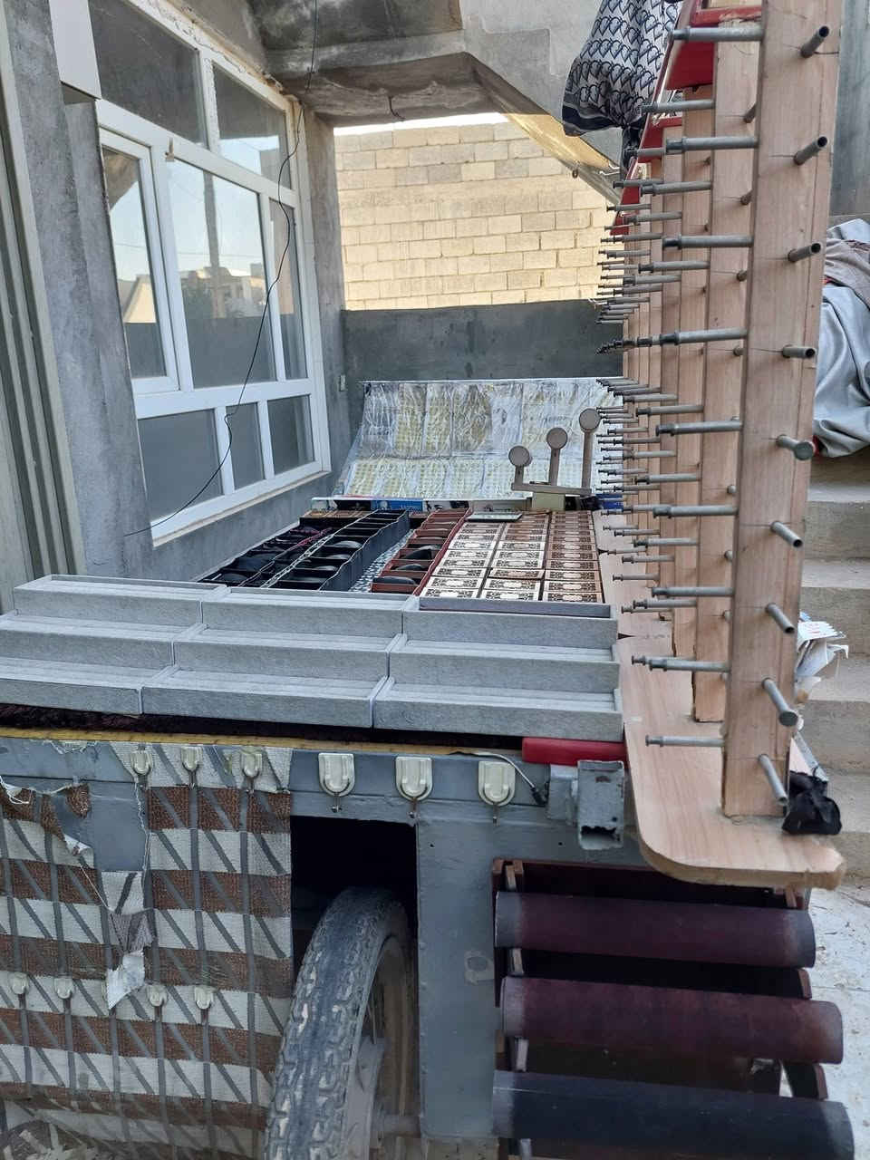 سڵاو
ئەم عارەبانەیە بۆ فرۆشتن بەنرخی 300 هەزار بەهەموو کارتۆن و ستاندەکانەوە
بای 350 هەزار زیاتر بەس ستان و کارتۆنی لەگەڵدایە کە بەشێوەیەکی ڕێک و پێک ڕێکخراون  
بەس تایەکانی چووپی ئەوێت
مووشتەریت پەیوەندی بکە
***********
