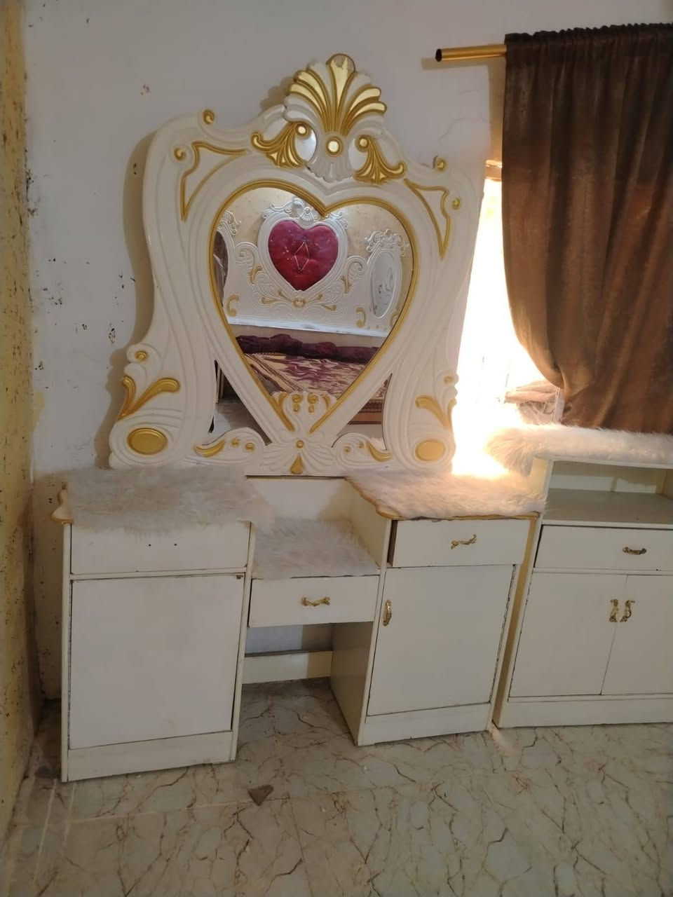 السلام عليكم للبيع غرفه سته ابواب ملحق خشب  صبق ابيض  اسعر ٥٥٠ الف مكان ابو غريب هاتف  *********** كورك ***********

