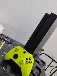 Xbox one X 4k واحد تيرا مع العاب قويه مملوكة  مع اشتراك كيم باس  مع جو...