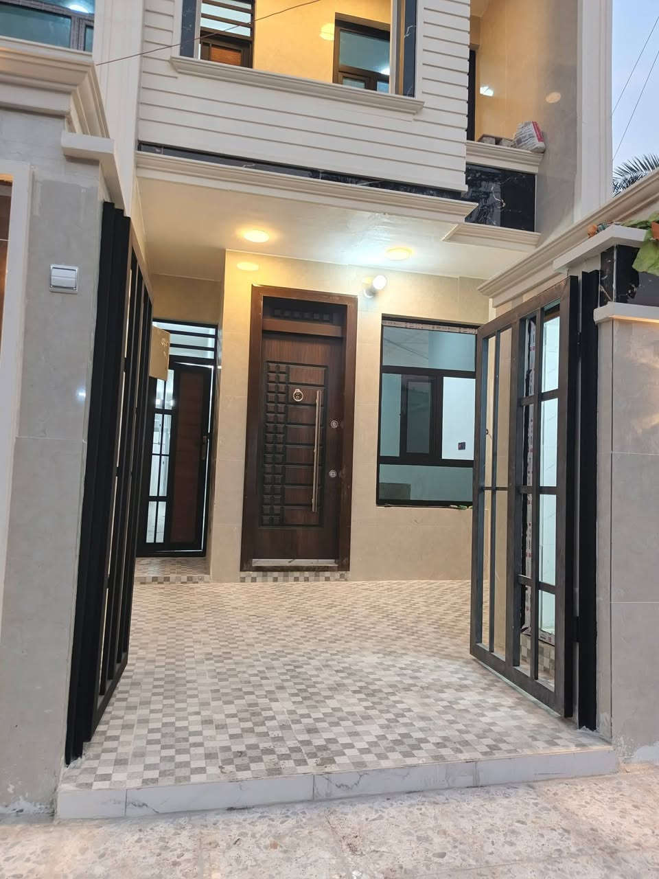 بيت البيع مساحة ١٠٠متر مدخلين ٣نوم وصاله ومطبخ وخدمات بناء أول حصرياً  لاتصال ***********
