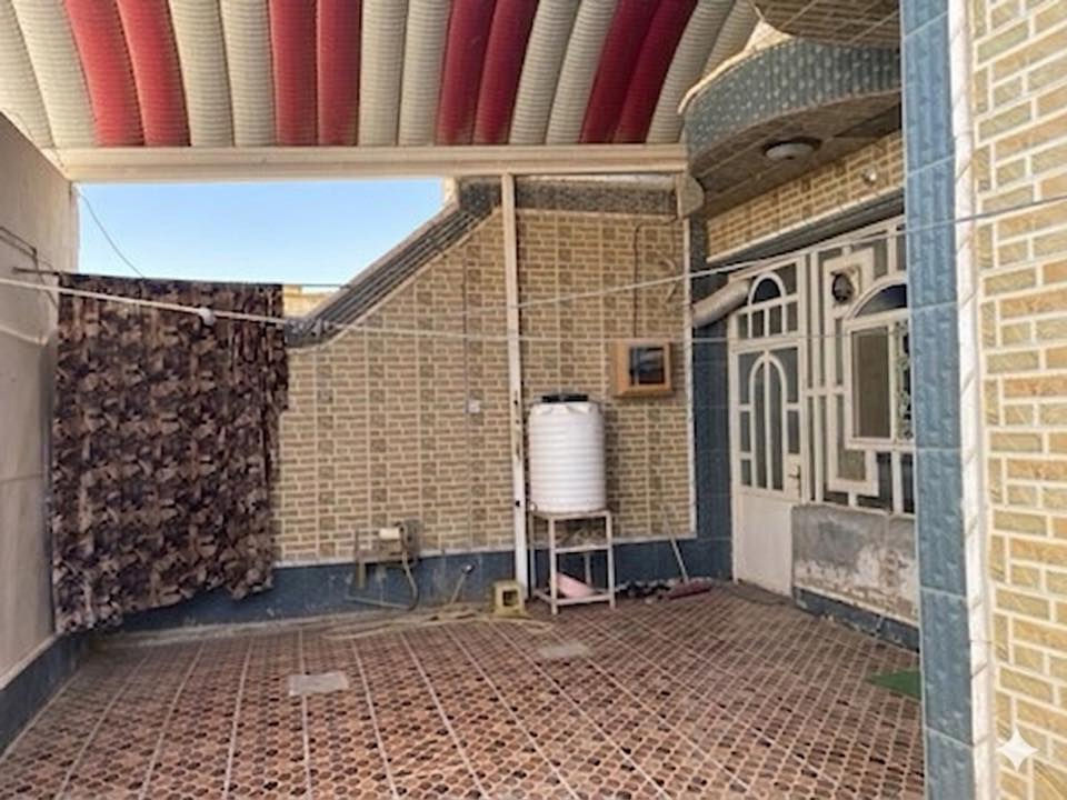 بيت للبيع مساحة٢٠٠ متر يحتوي الطابق الارضي على غرفتين وصالة واستقبال  ومطبخ وحمامات داخلية وخارجية ومنورين
والطابق الاول يحتوي على مخزن وسطح
مكانه شارع الحولي بين الميلاد والنداء قرب ملعب النجف الدولي وسوق شارع ٣٠
خامس منزل عن الشارع العام الحولي
للتواصل واتساب
***********
0785 801 0734
الشارع قيد التبليط

