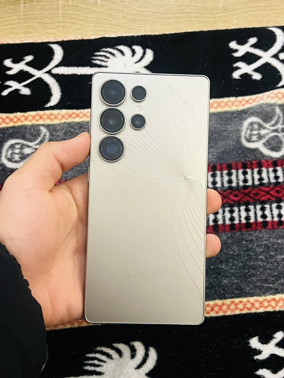 السلام عليكم ريلمي s 25 آلترا صارلي شهر من اخذته بعده جديده كامل ملحقات بس الضهر مفطور وسبب البيع اريد اخذ ايفون وذا اكو ايفون مراوس عادي مشتري بمليون و600 وعارضه بمليون و200 وبي مجال للتواصل :*********** والعنوان : الرمادي _ ال5 كيلو
