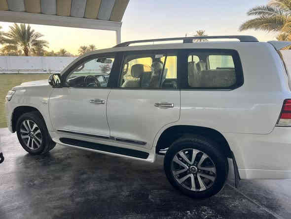 لاندكروز موديل 16فول مواصفات اعلى فئه جكات رادار  تدفئه تبريد كشن مكفوله. عدى كلير باب صندوق بدون بارد السعر 50
***********3
***********
