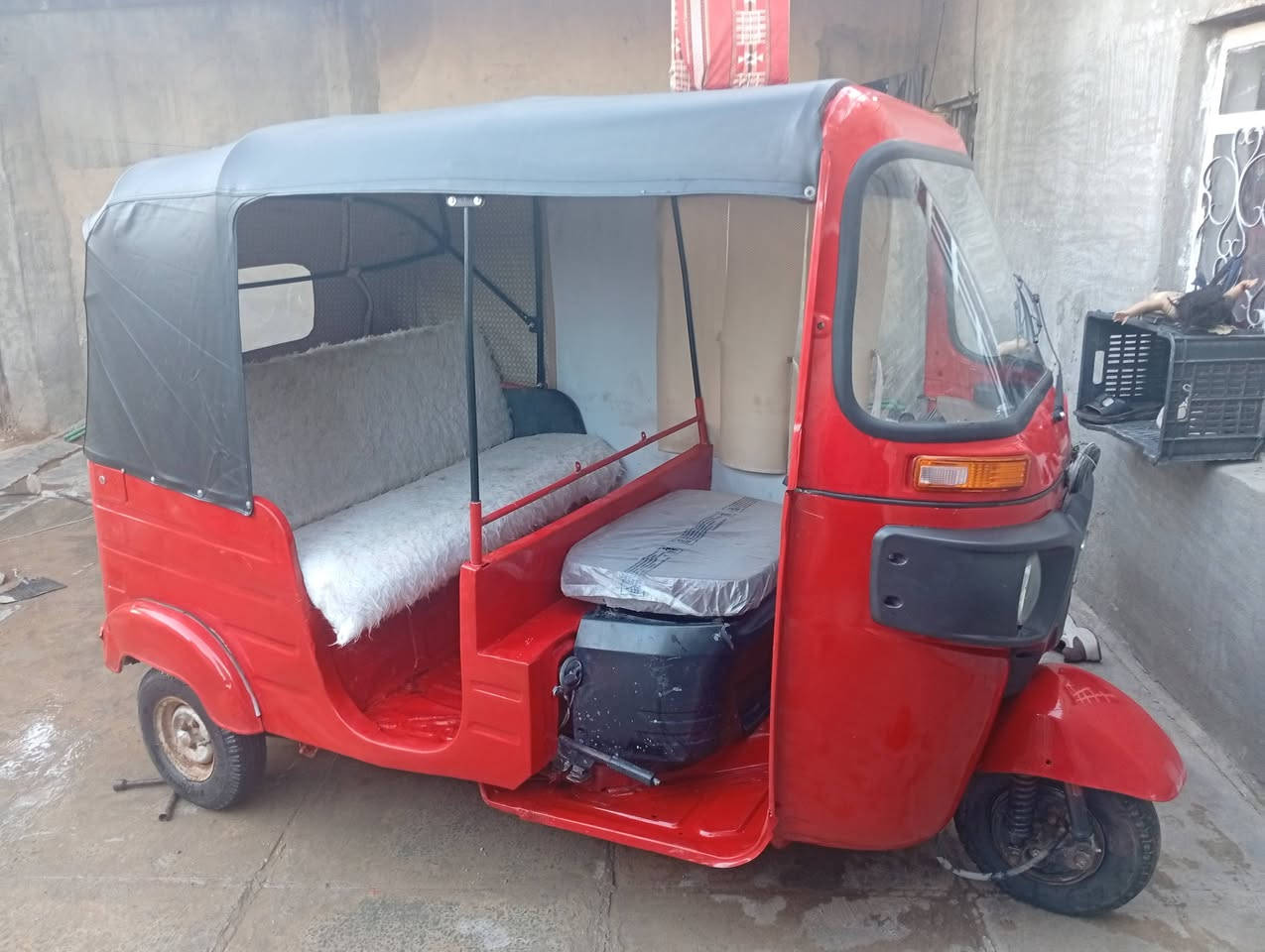 السلام عليكم 
تكتك 18رقم و سنويه  واسط باسمي تكتك كامله  كبل للشارع تكتك معمره تعمير كلش مرتب و حلو الغد خالي من المعجون تماما مصبوغه صبغ عام مرتب و غراض كهربائيه كلها جديد بيها فقط خيط بخاف السعر 4 و 750و بيها مجال للشراي العنوان الكوت الوافدين  للاستفسار الاتصال ***********1
