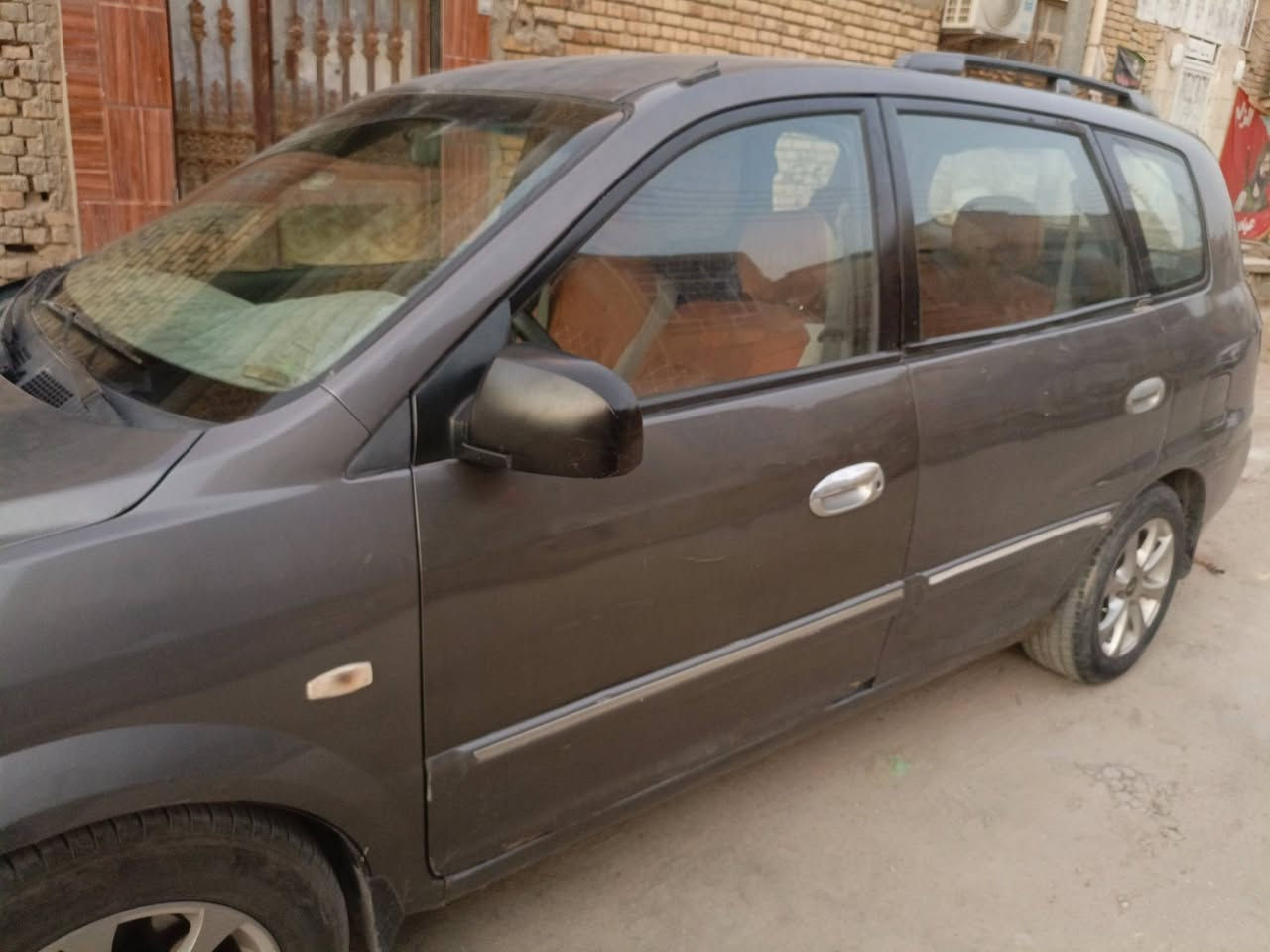 سيارة كيا كارنز موديل ٢٠٠٦ مصبوغه عام باسمي رقم دولي حدادية جيدة محرك ٢٠٠٠ دوش عندي كلوب الدهن يشتعل مرات بالسلولي واكو صوت بالمحرك والكير جيد جدا وغرفته نظيفه وكهربائياتها كله شغاله تبريد شغال وسنتر لوك كل الابواب  والسيارة بيه خياسات بالباب وجوه الباب عنواني ناصرية السعر ٥٠ ورقه هاتف ***********
