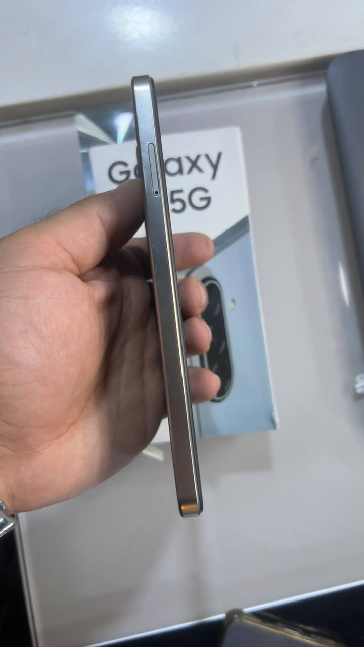 للبيع Samsung Galaxy A17 5G (ذاكرة 256 جيجا / رام 8)
السلام عليكم شباب  متوفر للبيع جهاز سامسونج Galaxy A17 5G نظيف جداً وبكامل مواصفاته  الجهاز يجمع بين الأداء السريع والتصميم النحيف 

​المواصفات الأساسية:

✅ الذاكرة: 256 جيجابايت 

✅ العشوائية (الرام): 8 جيجابايت رام (أداء سريع وبدون أي تعليق)

✅ الشبكة: يدعم الـ 5G للإنترنت السريع جداً والألعاب.

✅ الكاميرا: 50 ميجابكسل مع ميزة المثبت البصري OIS لتصوير سينمائي ثابت وبدون اهتزاز.

✅ التصميم: نحيف 

للشراي خاص يجي  ***********

سعره 210 وبيه مجال بسيط جهاز  كلش نضيف 

للشراي يجي خاص
