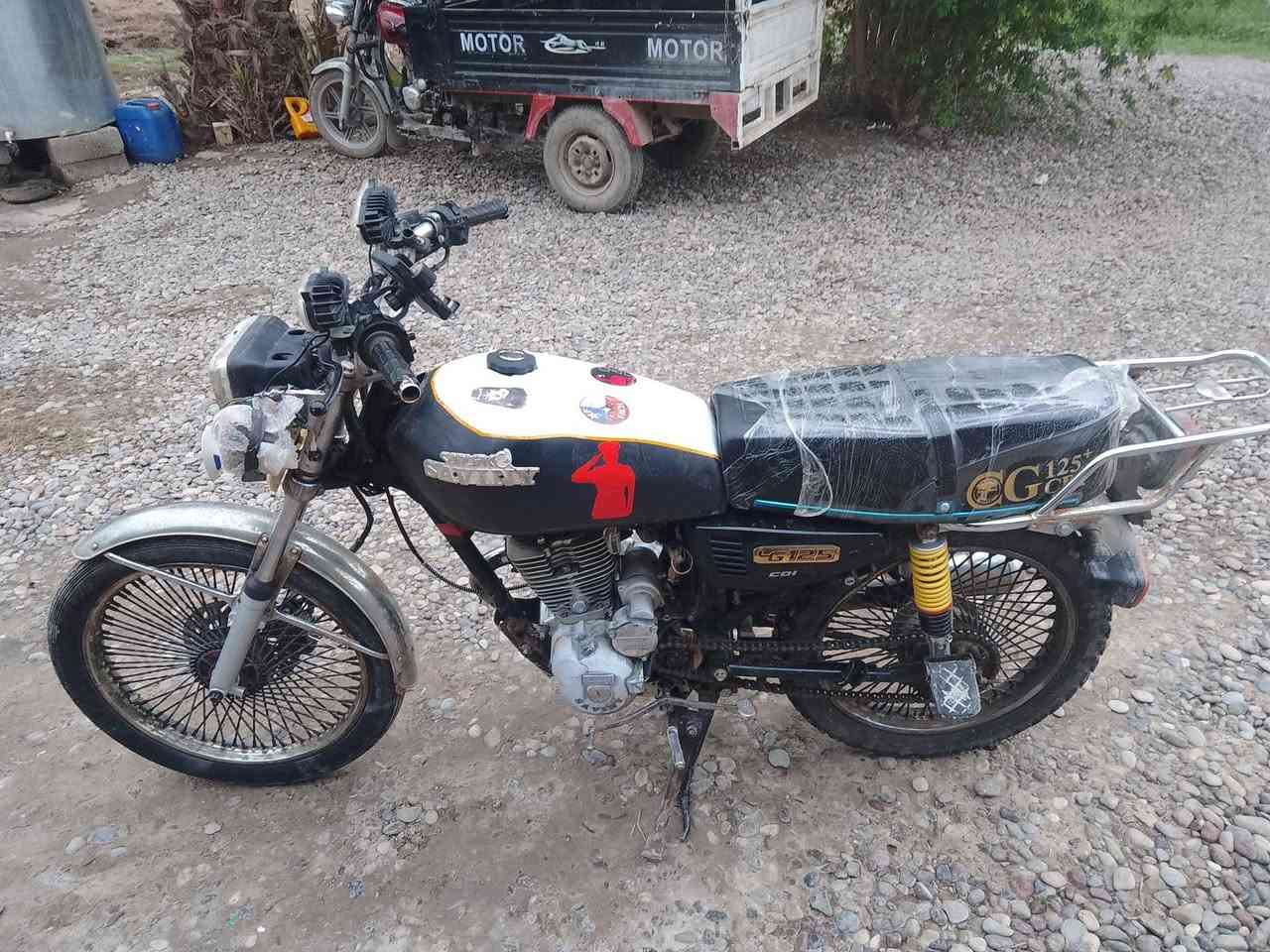 سافان موديل 24 للبيع 
محرك معمر جديد 
اسعر 425 وبي مجال 
للستفسار اتصل ***********
