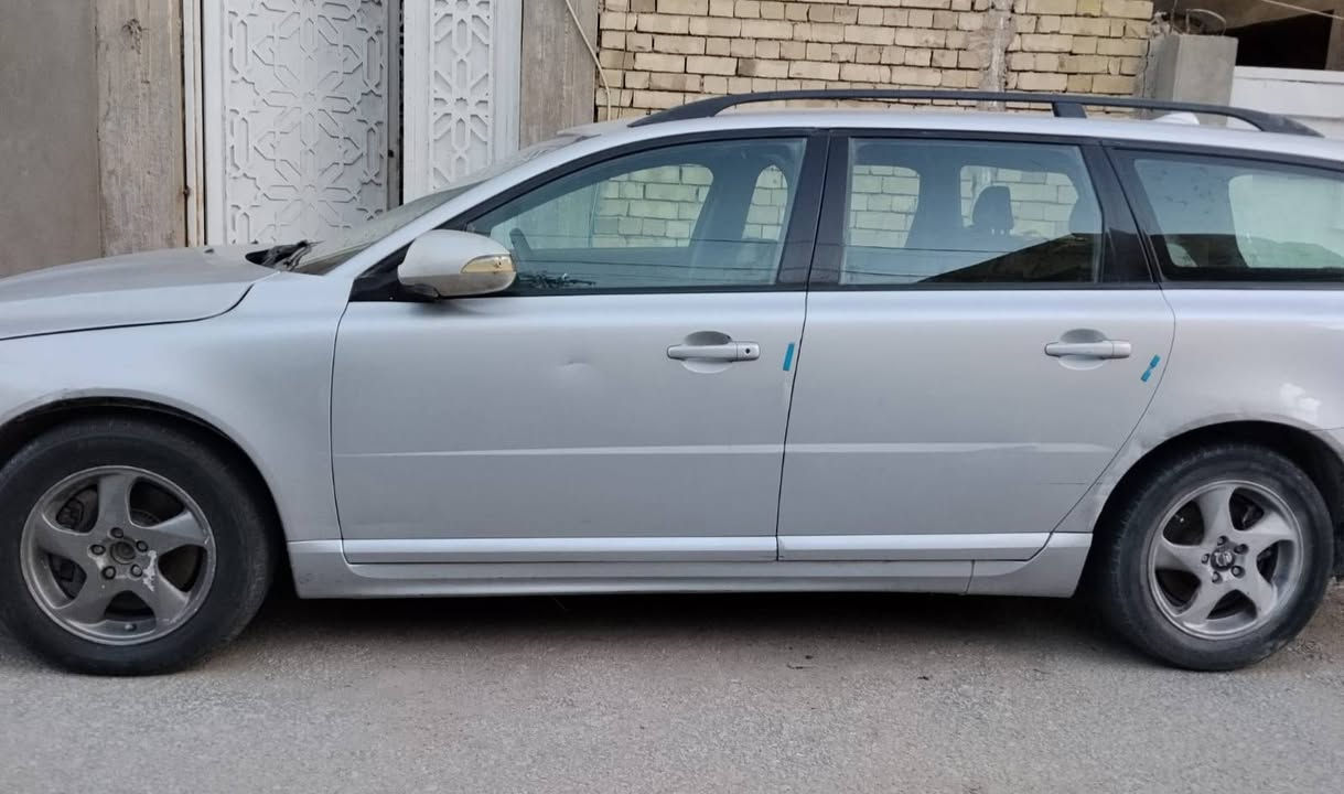 سلام عليكم ، فولفو  V70   
2011   
مكينتها محورة ١٨٠٠ مال كرونا
مبدل محركها قبل اقل من سنة كلشي مابيها

محتاجة تصليح كهربائيات

السعر 42 ورقة  وبيها مجال بسيط
  العنوان نجف
  للاتصال  ***********
