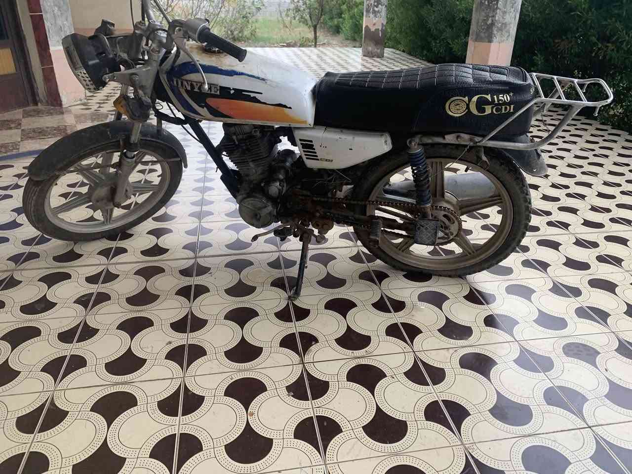 سلام عليكم عندي دراجه للبيع نوع جني عدل موديل2016 دراجه شغاله لأكن بيها تقطيع بل تشغيل وصارله فتره ما مشتغله رايدها 140وبيها مجال نقصها فقط دبل خلفي جهه اليسار خلصان و دشبول  للمراسله تفضل خاص او اتصل بل رقم *********** لحد يكسر بحلال لناس مكاني قرب  جامعه ديالى  منطقه العثمانيه
