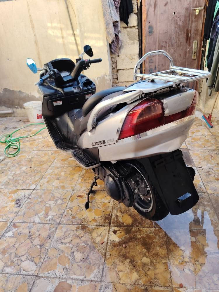 سكاي ويف مكينه ربع يابني دراجه خير من الله تعال وشوف بعينك كله شغاله كيجات رون بانزين  اشاير كل نقص ما بيه بيه معامله كامله بس تروح تسحب رقم سعر 600وبيه حك الجيه لتواصل وات ساب *********** بغداد, العراق
