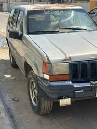 جيب موديل ٩٣ مكينه وكير بطه ابو السنويه جيراني السياره خاليه من العيب ...