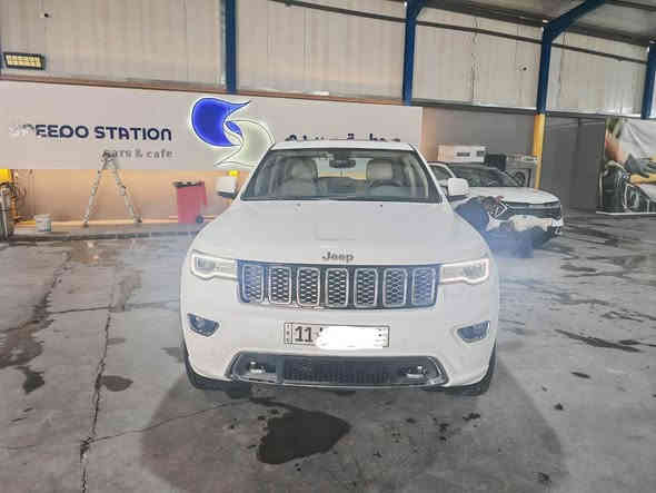 للبيع جيب شيروكي اوفرلاند 2020 خليجي مكفوله كفاله عامه
وكاله هارلم
ماشيه ٣٥ ألف كيلومتر 
مكفوله فقط رصعه خفيفه بالبنيد موضح بالصور
اوفرلاند جكات 
مواصفاتها معروفه

المحرك V6 سعة ‎3.6 لتر ينتج حوالي 295
حصان وعزم 260 lb-ft. 

5 راكب
• ناقل حركة أوتوماتيكي 8 سرعات￼
• نظام دفع دفع رباعي 4×4

فتحة سقف سلايد

نظام تعليق هوائي (Quadra-Lift air suspension) + نظام إدارة التضاريس (Selec-Terrain) — يساعد على قيادة مريحة سواء على الطرق العادية أو الوعرة.

السياره بدون نقص جاهزة من كلشي
نظافه مثل الصور مال بيت السياره

سعر 34,300$ دولار وبيها مجال للشراي
📍مكانها بغداد حي العدل

واتساب *********** بغداد
