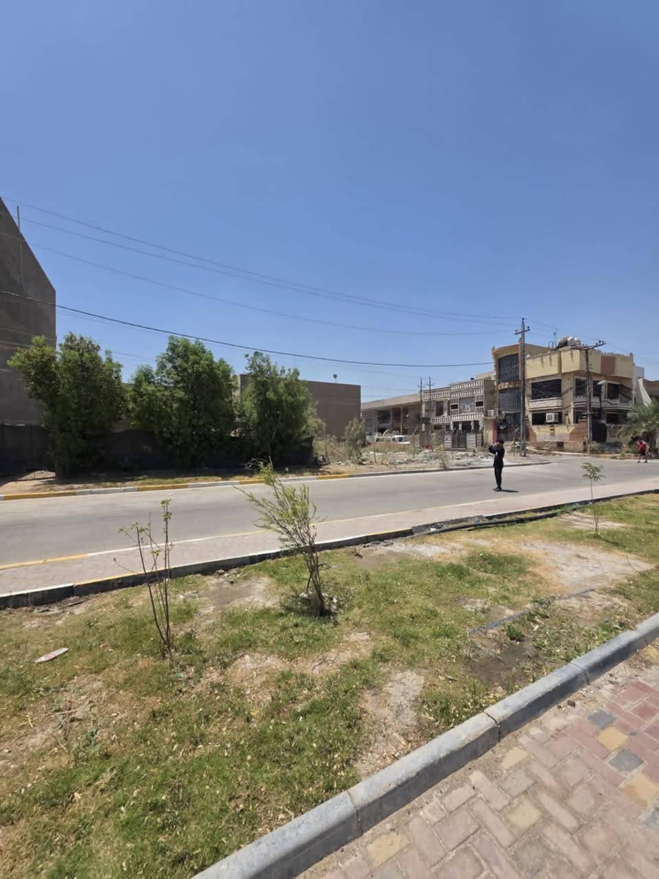 السلام عليكم قطعه ارض ١٥٠ متر للبيع في حي الجهاد منطقه الاساتذه
واجهه ٧ ونص ونزال ٢٠ 
موقع القطعه مباشر على اربع شوراع قرب مجمع السلام السكني 
 المنطقه راقيه وجميله جدا 
للاستفسار اتصل على 
*********** 
ابو محمد للعقار 
🎙️يوجد خدمه واتساب 🌹
