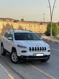 للبيع فقط!!$120 مجالها بسيط جيب شيروكي موديل 2016 الضرر قطعتين صبغ بون...