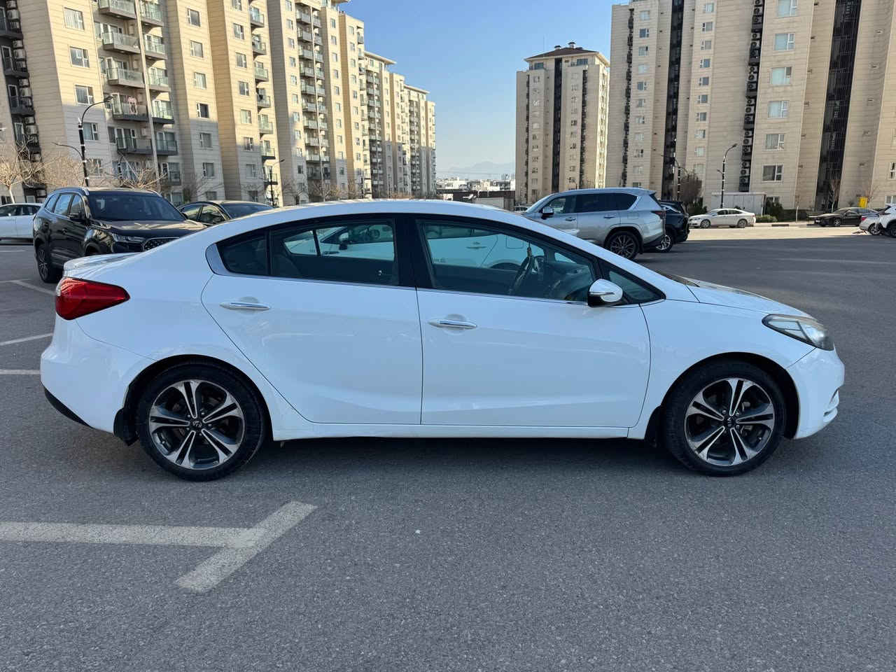 بە ناوی خوای گەورە
ڕەسمی سۆنەرەکەم داناوە 
کیا سیراتۆ 2013 خلیجی شکڵ گۆڕاو
سفری شەریکەی البخیت  فوول مواسەفاتە  بەسمە ڕەنگی سپی بەفری پێنج ویل کەپ ویل 17 سڵاید ABS سوکان ڤۆلیۆم و بلووتوز  و تەلەفوون تەحدید سورعە گێڕ لە سەر سوکان 6 گێڕ سەلاجە ئۆکس و USB, ئاوێنە ئیشارەت و ئاوێنە ئەخەوێ پێش و دوای لید پێش و دوای حاسەیە بلاجیکتۆر لایت عەدەسە و باڵی سەر سنووق دوو بەسمەی شەریکەی لە گەڵایە گێڕ و مەکینە بە شەرت بێ عەیب بێ کرانەوە لە سەر دەقی شەریکە ماوەتەوە سەنەوی تازەیە تا وەکو 2029تایەی تازەیە تەقە و ڕەقەی نییە تەبرید مەرکەزی تەبرید لەمس وشاشە گەورە و کامێرا و شاشە لەمس
شوێن سلێمانی 
*********** السليمانية, العراق
