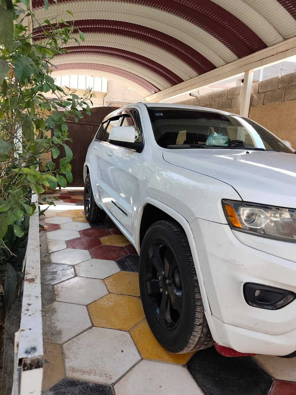 السلام عليكم 
‏جيب لاريدو 2015 
‏
‏مواصفات 
‏1- شاشه كبيره 
‏2- كشنات ستيرن تدفئه تبريد 
‏3- كير طياره المرغوب 3600
‏4- ابواب + تشغيل بصمه 
‏5- جنطه كهرباء 
‏6- فتحه بالسقف
‏7- حداديه جديده 
8- عليها منضومه زنون 
‏
‏حادث السياره ربع بنيد مابيها اي قطعه تبديل 
‏كوله راجع وضع الشركه 
‏موجود بيها صور حادث + سونار 
***********
