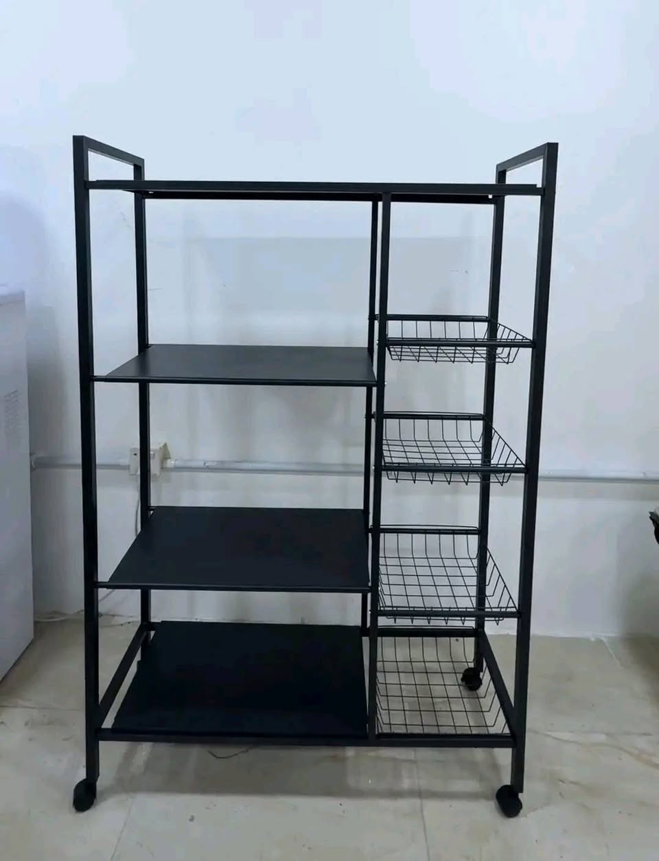 الف رحمه على روح امه وابو الي يعلقلي هذا باب رزقي الوحيد 
ستاند مطبخ متعدد 3 سلة
تصميم عملي يجمع بين الأرفف المعدنية والسلال الشبكية لسهولة التنظيم.
تصميم عصري بثلاث سلال شبكية معدنية قوية مع فتحة تهوية تحافظ على تهوية المحتويات وتقليل الرطوبة.
4 أرفف قوية لتحمل الأدوات الثقيلة مثل المايكرويف أو محضرات الطعام.
هيكل معدني مطلي بطلاء مقاوم للصدأ والتآكل.
عجلات دوّارة بزاوية 360° لسهولة التنقل مع نظام قفل لتثبيته في المكان المطلوب.
تصميم عصري يلائم مختلف ديكورات المطبخ أو الغرف.
أبعاد المنتج: ارتفاع 108 سم × طول 90 سم × عرض 31 سم
للحجز والاستفسار مراسلة الصفحه بغداد, العراق


**إذا كنت صاحب هذا الإعلان وتريد حذفه لأي سبب، رجاءا أرسل رسالة إلى الدعم الفني**